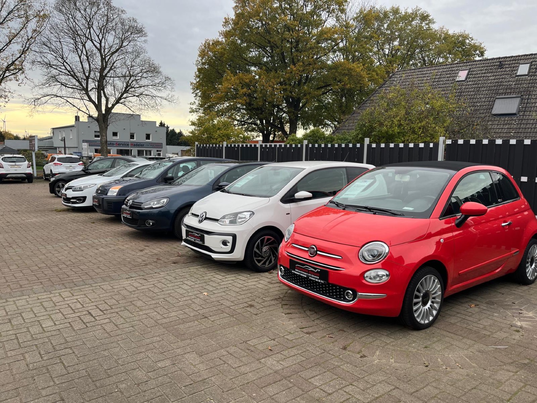 Fahrzeugreihe auf dem Platz von Automarkt Bassum in Bassum