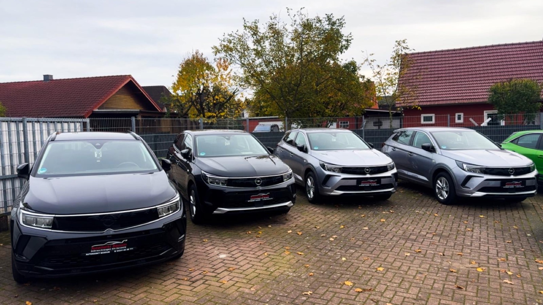 Gepflegte Fahrzeuge auf dem Platz des Automarkt Bassum